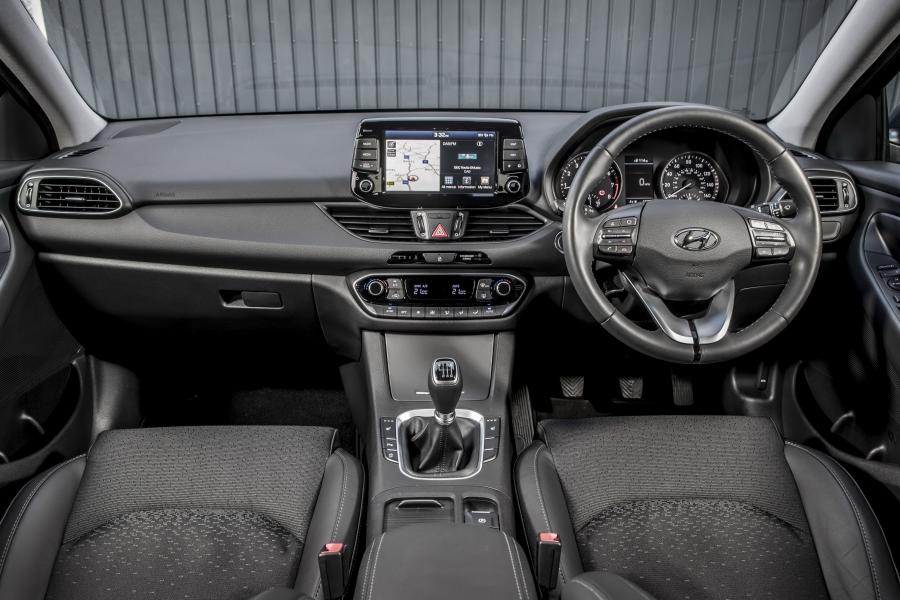 Торпедо Hyundai i30 Fastback (PD) 2018 года  (UK) (фото 35 из 40)